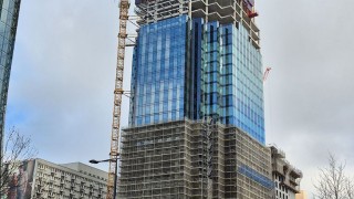 Jedna z największych inwestycji biurowo-hotelowych w centrum Warszawy osiągnęła docelową wysokość ponad 130 metrów
