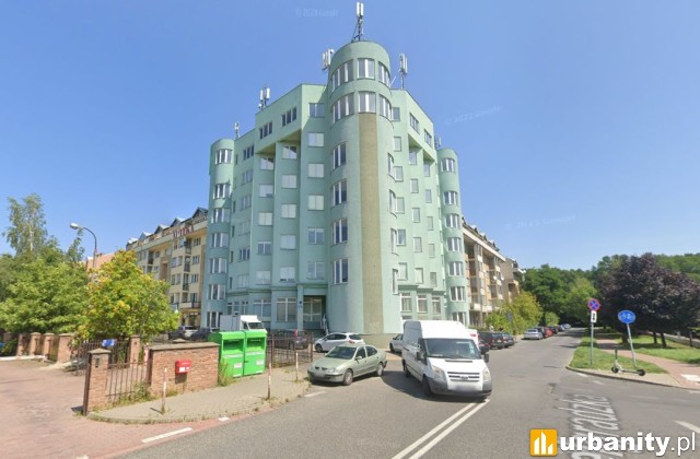 Tak wyglądał zielony biurowiec, którego obecnie trwa rozbiórka, fot. google maps