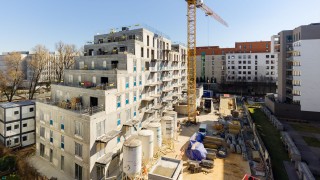 Kaskadowa bryła apartamentowca na Mokotowie. W ramach inwestycji powstaje też pawilon usługowy