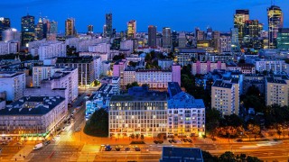 Nowoczesny modernizm z elewacją z kamienia sprzed 145 milionów lat - nowy apartamentowiec w Warszawie