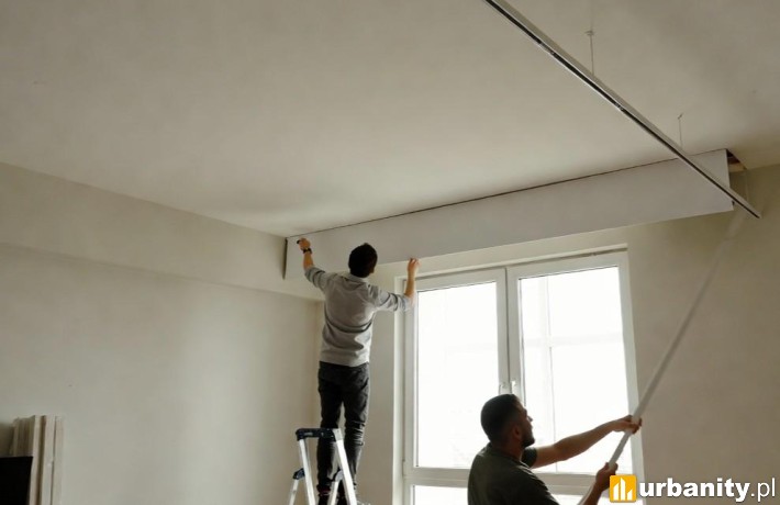 Jak zamontować szynę sufitową z maskownicą?