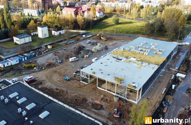 Tak obecnie wygląda budowa parku handlowego przy centrum handlowym, fot. Nowa Górna