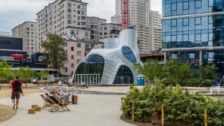 Futurystyczna restauracja na placu Europejskim w Warszawie