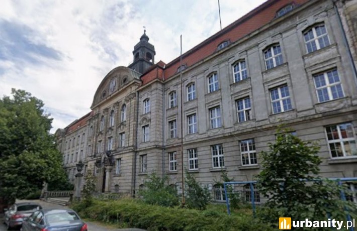 Budynek przy ulicy Powstańców Śląskich 134-138 ponownie wystawiony na sprzedaż, fot. google maps