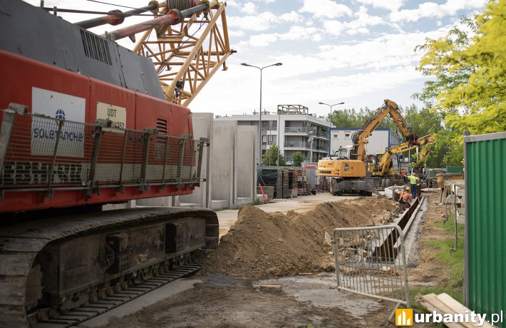 Metro na Kabatach przechodzi rozbudowę. Na plac budowy wjechał ogromny sprzęt