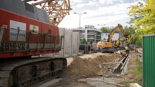 Metro na Kabatach przechodzi rozbudowę. Na plac budowy wjechał ogromny sprzęt
