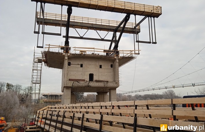 Wózek nawisowy na budowie mostu nad Odrą /fot. BP