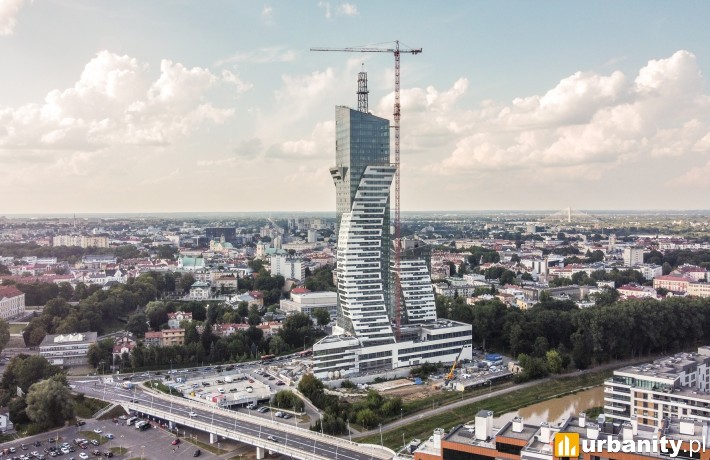 Montaż iglicy na szczycie wieżowca Olszynki Park, fot. KKaraś_STUDIO