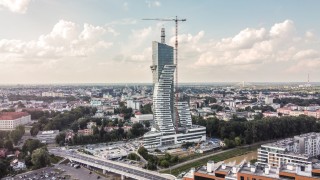 Najwyższy w Europie żuraw montuje iglicę na dachu wieżowca w Rzeszowie