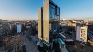 Zamienią biurowiec w mieszkania. Trwa remont ponad 50-metrowego wieżowca