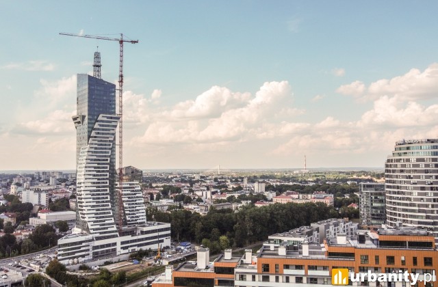 Montaż iglicy na szczycie wieżowca Olszynki Park, fot. KKaraś_STUDIO