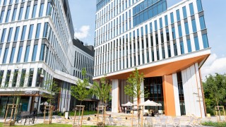 Deweloper oddał do użytku nowy skwer przy skrzyżowaniu ulicy Szczęśliwej i Powstańców Śląskich