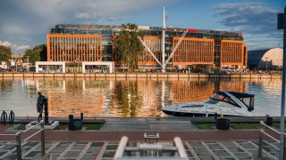 Francuzi kupują biurowiec na wyspie przy zachodnim brzegu Odry