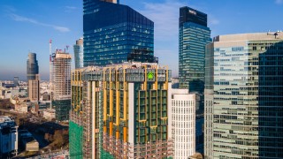 Blisko 100-metrowe wieże w centrum Warszawy odsłaniają swoją elewację