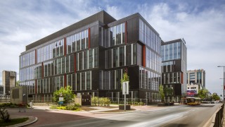 AstraZeneca przedłuża i dobiera w biurowcu Postępu 14