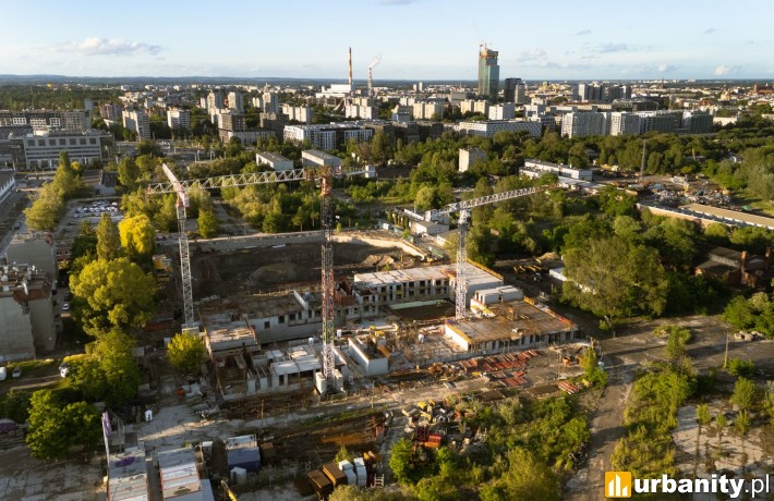 Nietypowe garaże pod nowym osiedlem we Wrocławiu. Atrium rośnie na Szczepinie