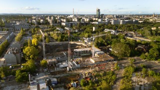 Nietypowe garaże pod nowym osiedlem we Wrocławiu. Atrium rośnie na Szczepinie