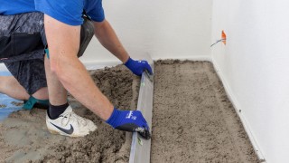 Pękająca lub nierówna posadzka: jakie są najczęściej popełniane błędy przy podkładzie podłogowym?