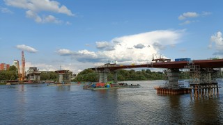 Trwa budowa kładki pieszo-rowerowej na Wiśle. Nowe zdjęcia z budowy.