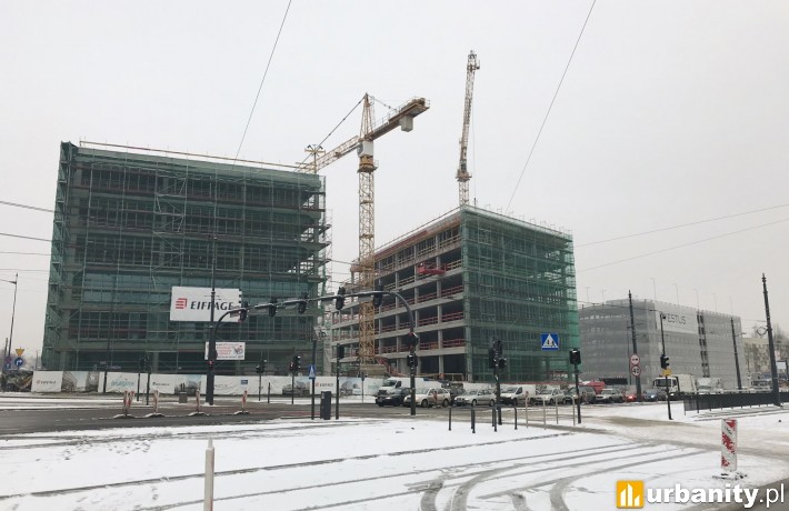 Zawieszenie wiechy na biurowcu Imagine w Łodzi