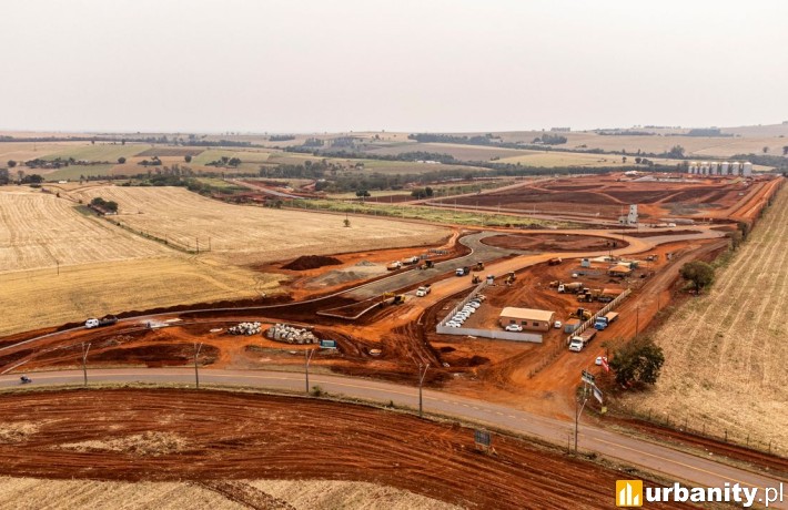 Budowa dróg na farmach fotowoltaicznych – tymczasowe czy stałe? Co wybrać i dlaczego?