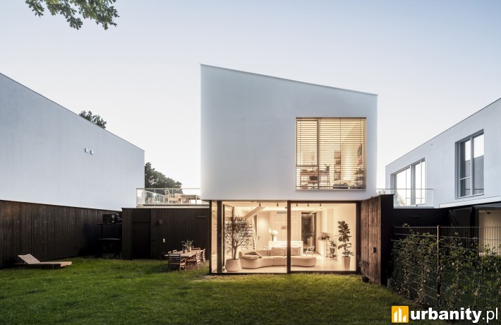 Kameralne osiedle w Konstancinie z bryłami z jednospadowymi dachami