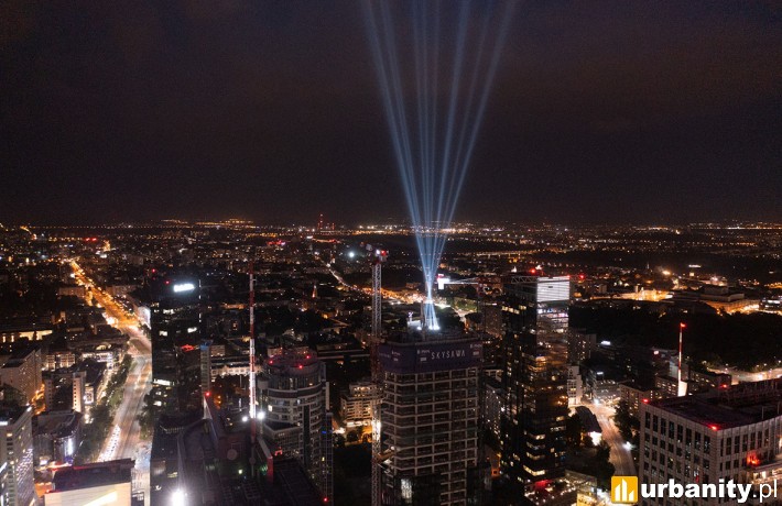 Wiecha na budowie wieżowca Skysawa w Warszawie