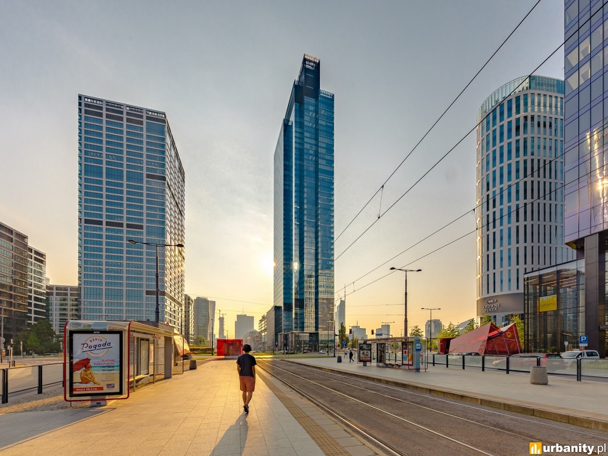 Wielka walizka w centrum Warszawy - Bryła - polska architektura