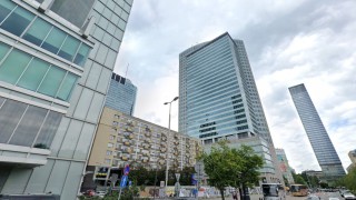 Działka w centrum Warszawy, na której powstać miał 200-metrowy wieżowiec wystawiona na sprzedaż