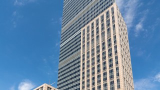 mFinanse zmienia biurowiec Warta Tower na ponad 200-metrowy wieżowiec w centrum Warszawy