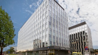 Skanska sprzedaje biurowce i kupuje działki