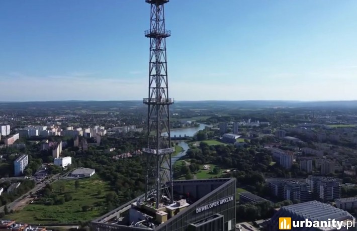 Montaż iglicy na szczycie wieżowca Olszynki Park, fot. KKaraś_STUDIO