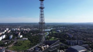 Za pomocą helikoptera zamontowali potężną iglicę na wieżowcu w Rzeszowie