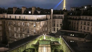 Nowe oblicze luksusu na Polach Elizejskich. Szklany ogród i bar z widokiem na Wieżę Eiffla