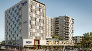 170 pokoi w wieżowcu hotelowym pod marką Holiday Inn Express