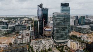 Warszawa dogęszcza centrum Warszawy kolejnym wieżowcem. Nowoczesne technologie w akcji