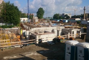 WIDOK NA PLAC BUDOWY Z BIURA - KLATKI K1-K4