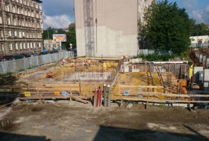 WIDOK NA PLAC BUDOWY Z BIURA - KLATKA K5