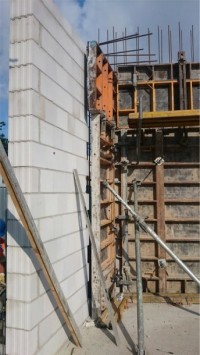 PIERWSZA MUROWANA ŚCIANA NA KLATCE K1