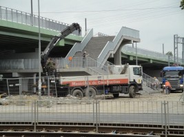 Samochód ciężarowy Scania składa żuraw HDS po zakończonym montażu barier na wiadukcie tramwajowym (wschodnim)