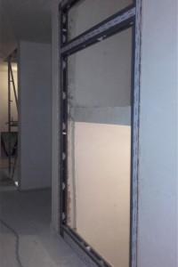 ślusarka aluminiowa na korytarzu
