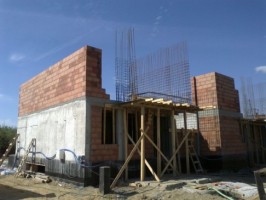 wykonywane są ściany zewnętrzne I piętra