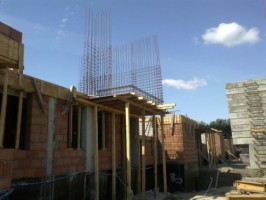 wykonywane są ściany zewnętrzne I piętra