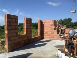 wykonywane są ściany zewnętrzne I piętra