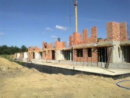 wykonywane są ściany zewnętrzne I piętra