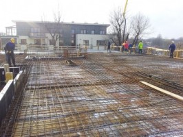 rozpoczeto wylewanie płyty stropowej