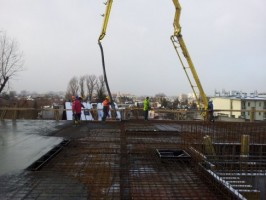 rozpoczeto wylewanie płyty stropowej