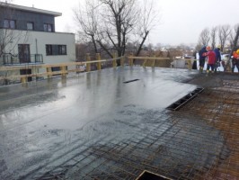 rozpoczeto wylewanie płyty stropowej