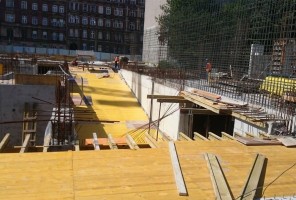 DESKOWANIE RAMPY WJAZDOWEJ DO GARAŻU PODZIEMNEGO