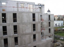 stawiane są ściany ostatniej kondygnacji oraz ściany między lokalami w całym budynku